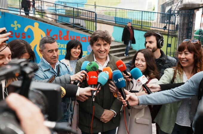 Eneko Andueza acude a votar en Portugalete (Vizcaya)