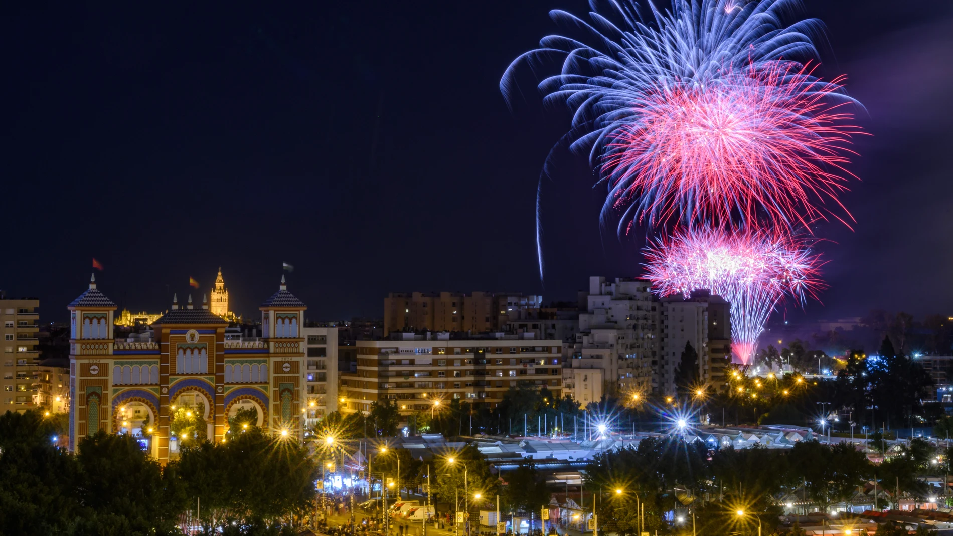 -FOTODELDÍA- SEVILLA, 21/04/2024.- Vista del Real con la ciudad de Sevilla al fondo hoy sábado durante los tradicionales fuegos artificiales que cierran la Feria de Abril de este año. EFE/ Raúl Caro.