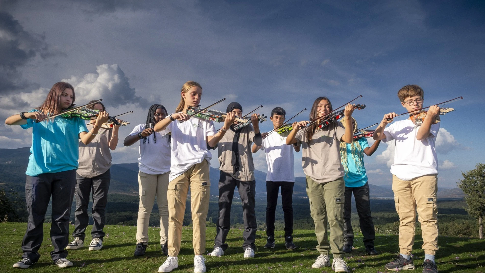 La Música del Reciclaje rinde homenaje a la Madre Tierra en un vídeo musical al ritmo de latas, sumideros y tenedores
