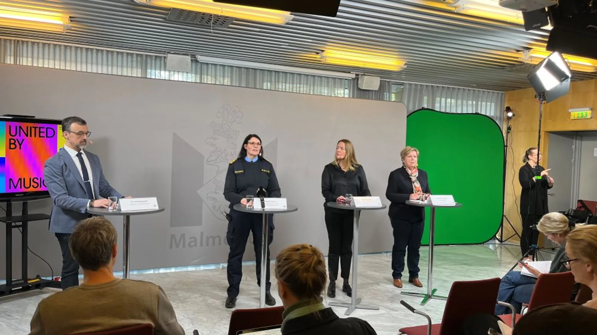 Per-Erik Ebbeståhl, director de Sostenibilidad y Seguridad del municipio de Malmö, Petra Stenkula, comandante de la operación policial y jefa del distrito policial de Malmö, Ebba Adielsson, productora ejecutiva de SVT, Karin Mårtensson, directora ejecutiva del Malmö Arena