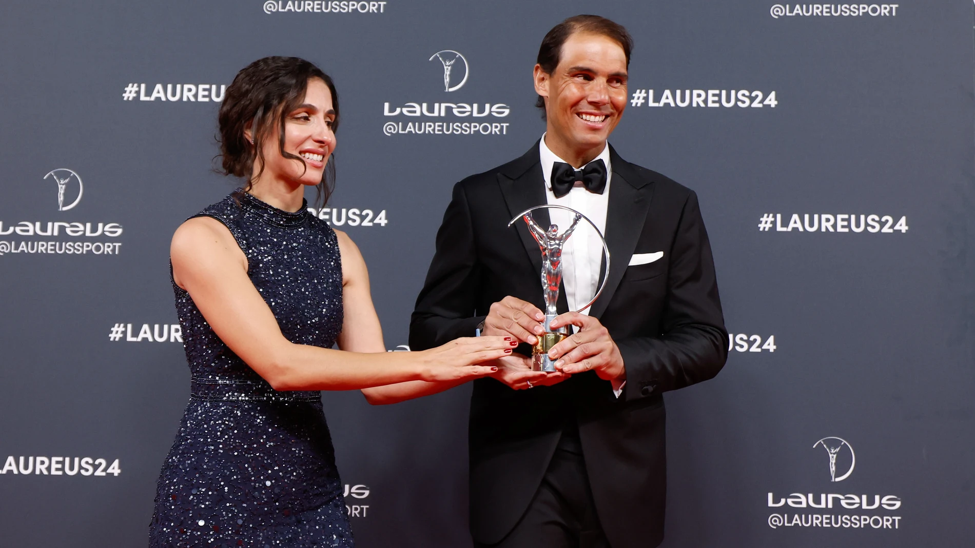 MADRID, 22/04/2024.- El tenista español Rafael Nadal (d) posa junto a su mujer, Xisca Perelló (i), tras recibir el galardón Premio Laureus 'Deporte para Bien' a la mejor institución solidaria por el trabajo de la Fundación Rafa Nadal durante la gala de entrega de los Premios Laureus este lunes en el Palacio Cibeles de Madrid. EFE/ Juanjo Martin