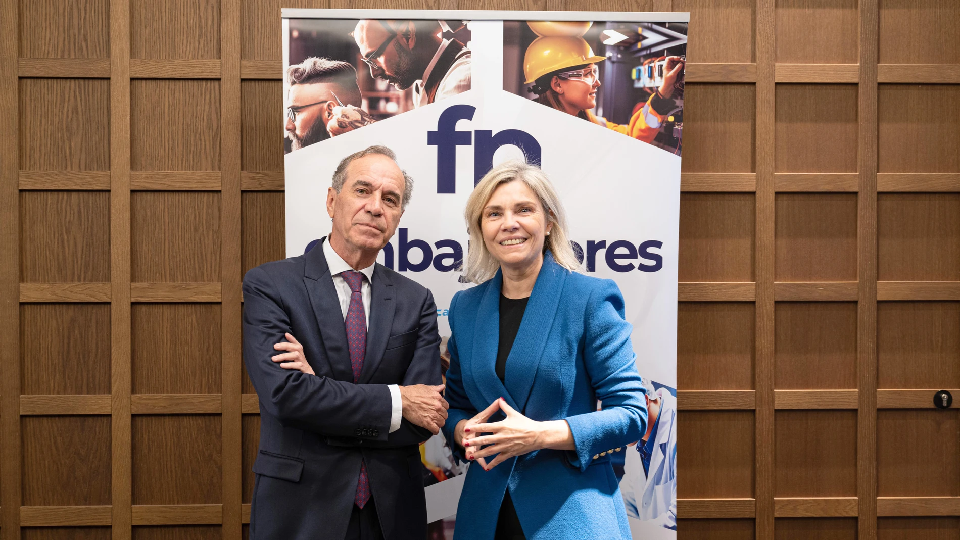 Juan María Vallejo, presidente de FELE y Belén Martin, directora territorial de CaixaBank en Castilla y León, firman un convenio entre FELE y CaixaBank Dualiza para el impulso de la FP Dual en la provincia