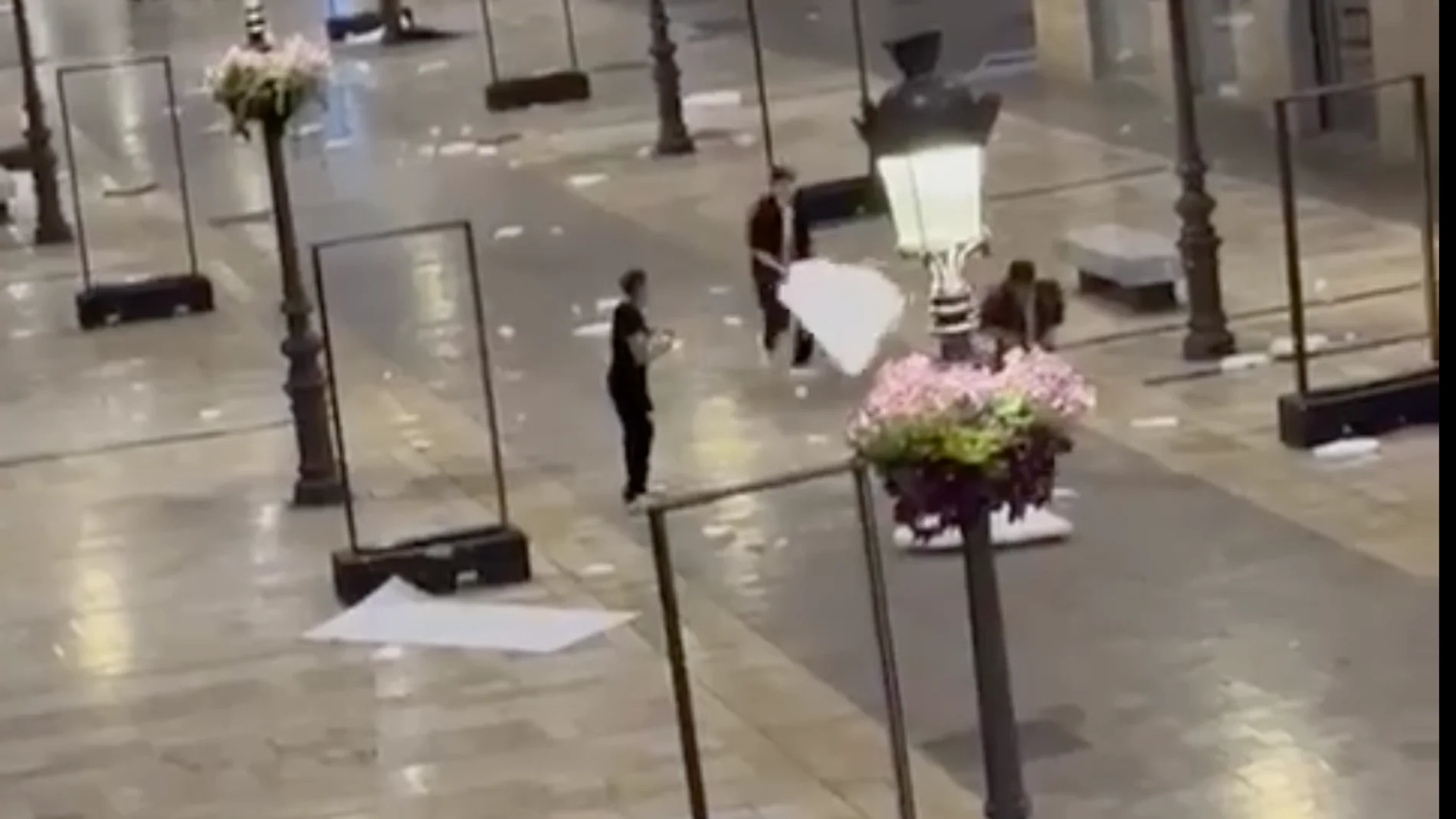 Un momento del vídeo captado por una cámara de seguridad en el que se aprecia a tres jóvenes destrozando lo que quedaba de la exposición de la Calle Larios