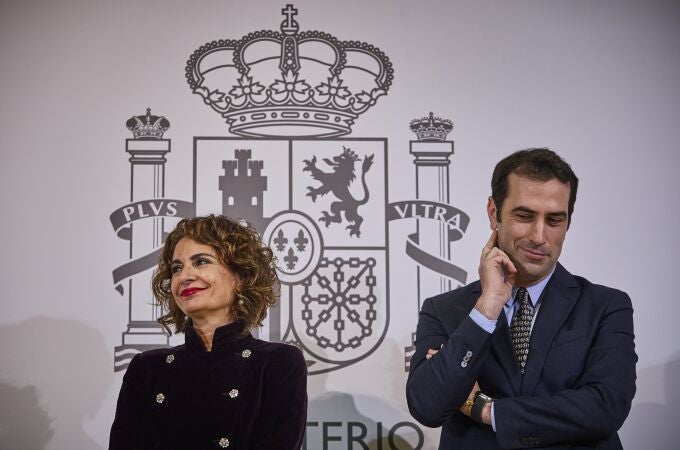 El nuevo ministro de Economía, Carlos Cuerpo recibe la cartera de manos de su antecesora en el cargo, Nadia Calviño en presencia de María Jesús Montero. 