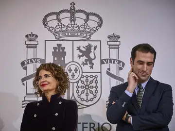 El nuevo ministro de Economía, Carlos Cuerpo recibe la cartera de manos de su antecesora en el cargo, Nadia Calviño en presencia de María Jesús Montero. El nuevo ministro de Economía, Carlos Cuerpo recibe la cartera de manos de su antecesora en el cargo, Nadia Calviño en presencia de María Jesús Montero.