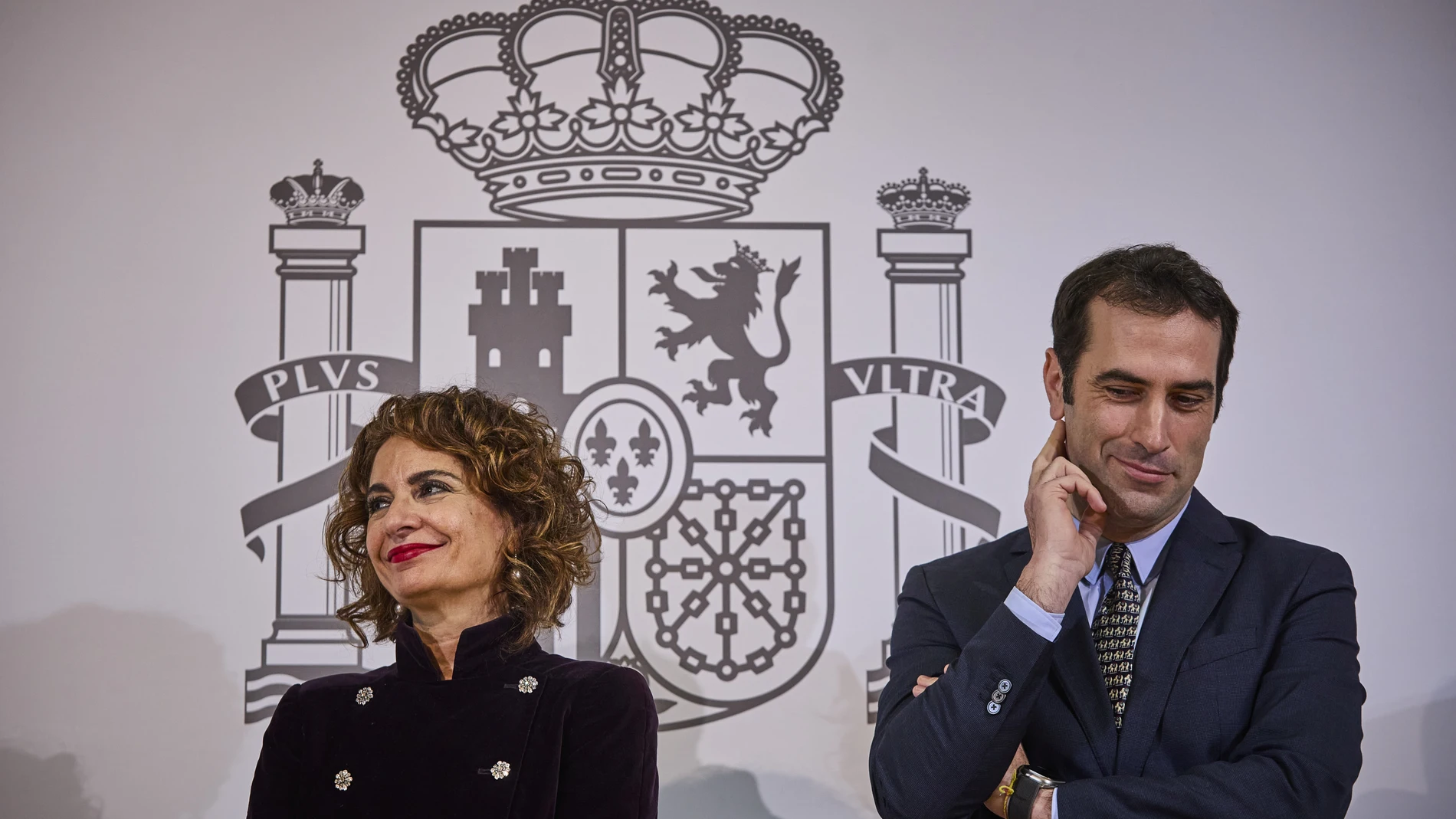El nuevo ministro de Economía, Carlos Cuerpo recibe la cartera de manos de su antecesora en el cargo, Nadia Calviño en presencia de María Jesús Montero.