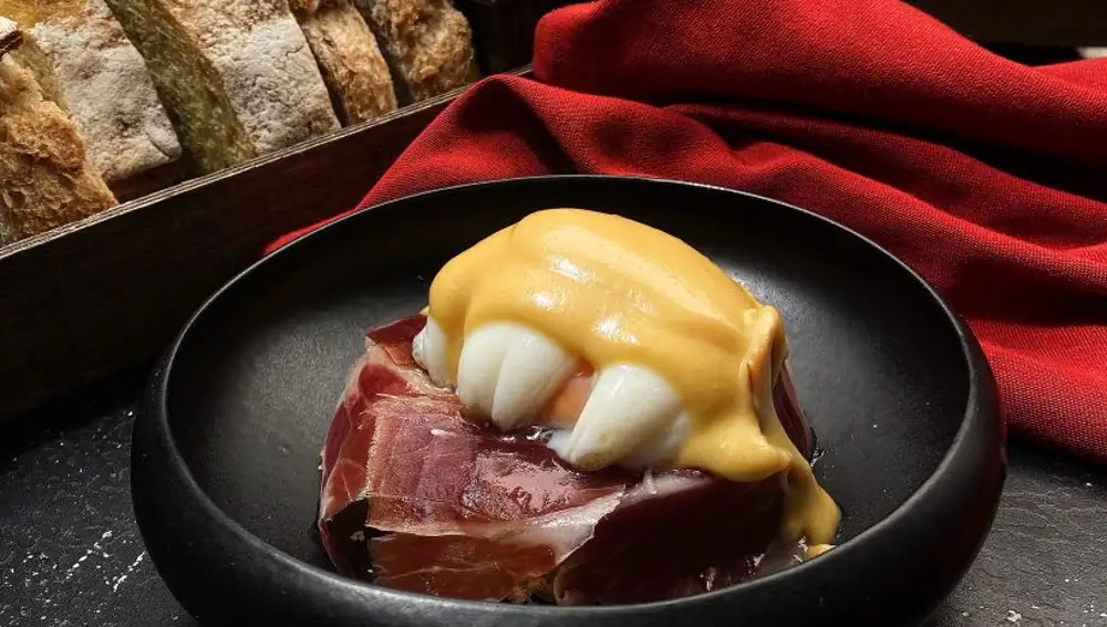 Los huevos benedict son su elección para el plato principal