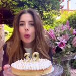 Lidia Bedman sopla las velas en su 39º cumpleaños
