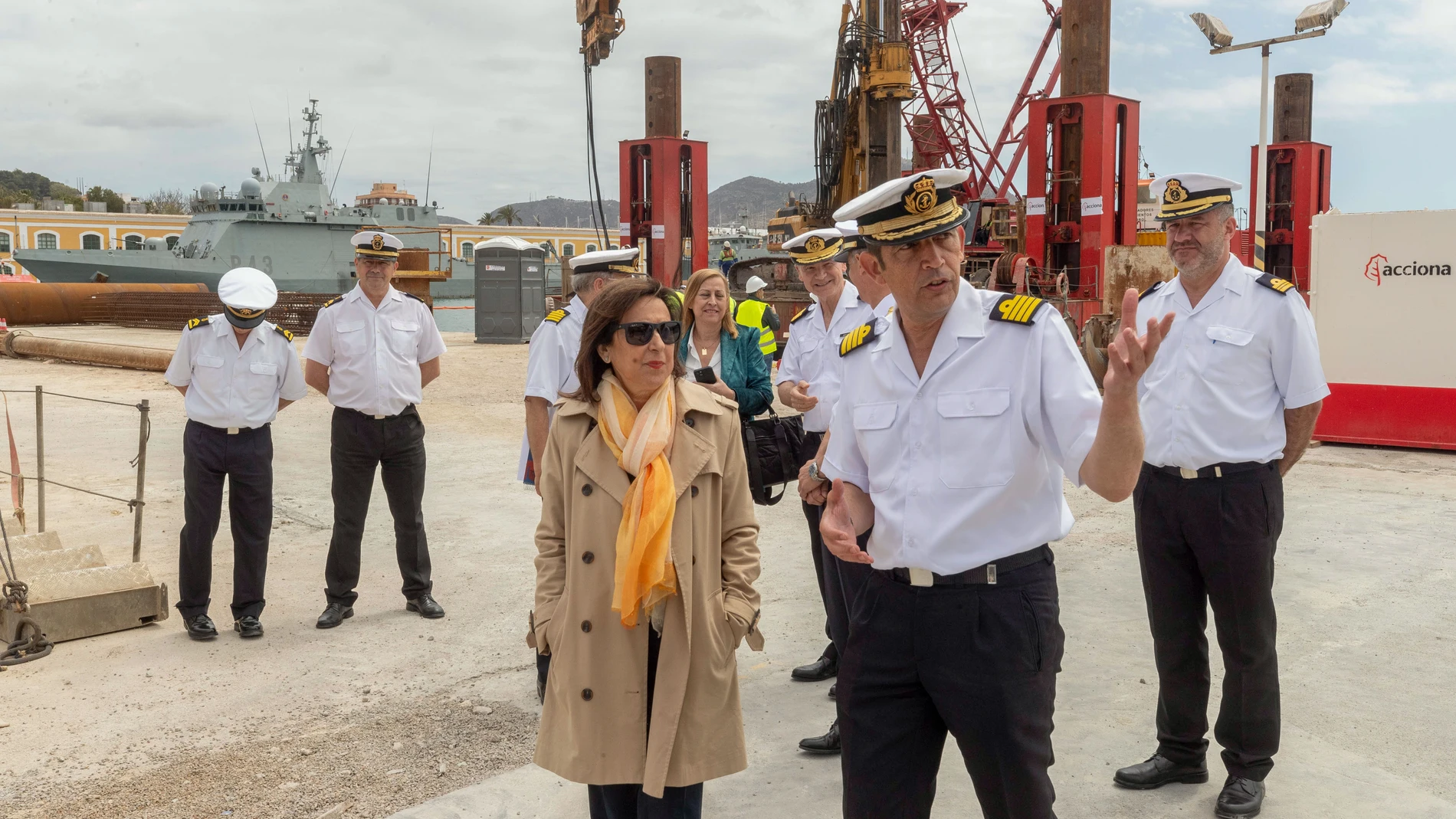CARTAGENA, 22/04/2024.- La ministra de Defensa, Margarita Robles (c) acompañada por el comandante de la flotilla de submarinos Perdo Márquez (2d), entre otros, durante un momento de su visita al Arsenal de Cartagena este lunes. EFE/Marcial Guillén