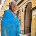 Carmen, la abuela sevillana de 95 años que cumplió su sueño de acudir al Real vestida de flamenca