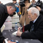 Eduardo Mendoza dedicando su última novela