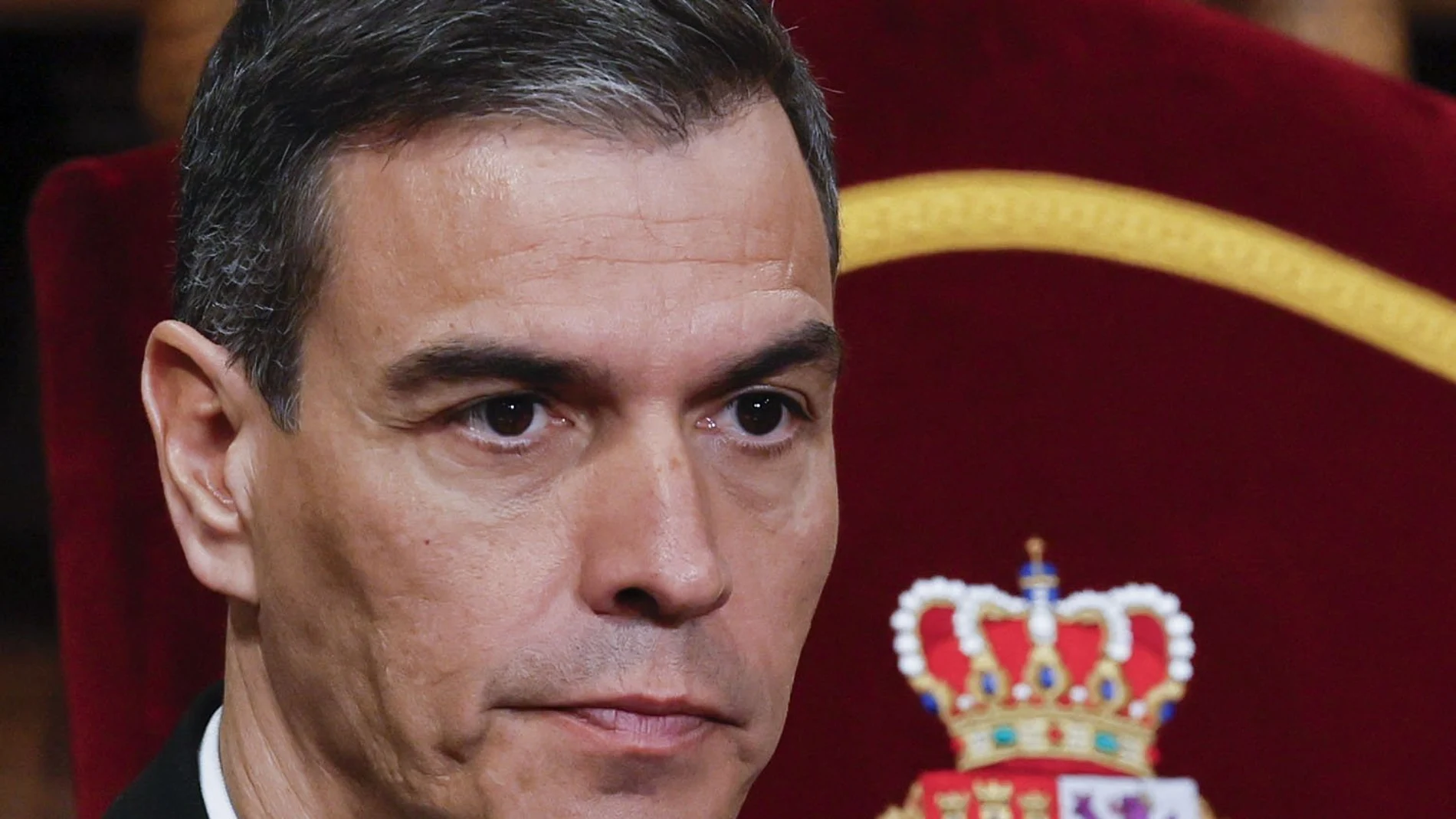 ALCALÁ DE HENARES (MADRID), 23/04/2024.- El presidente del Gobierno, Pedro Sánchez, durante la ceremonia de entrega del Premio Cervantes 2023 al escritor español Luis Mateo Díez este martes en el Paraninfo de la Universidad de Alcalá de Henares. EFE/Ballesteros POOL