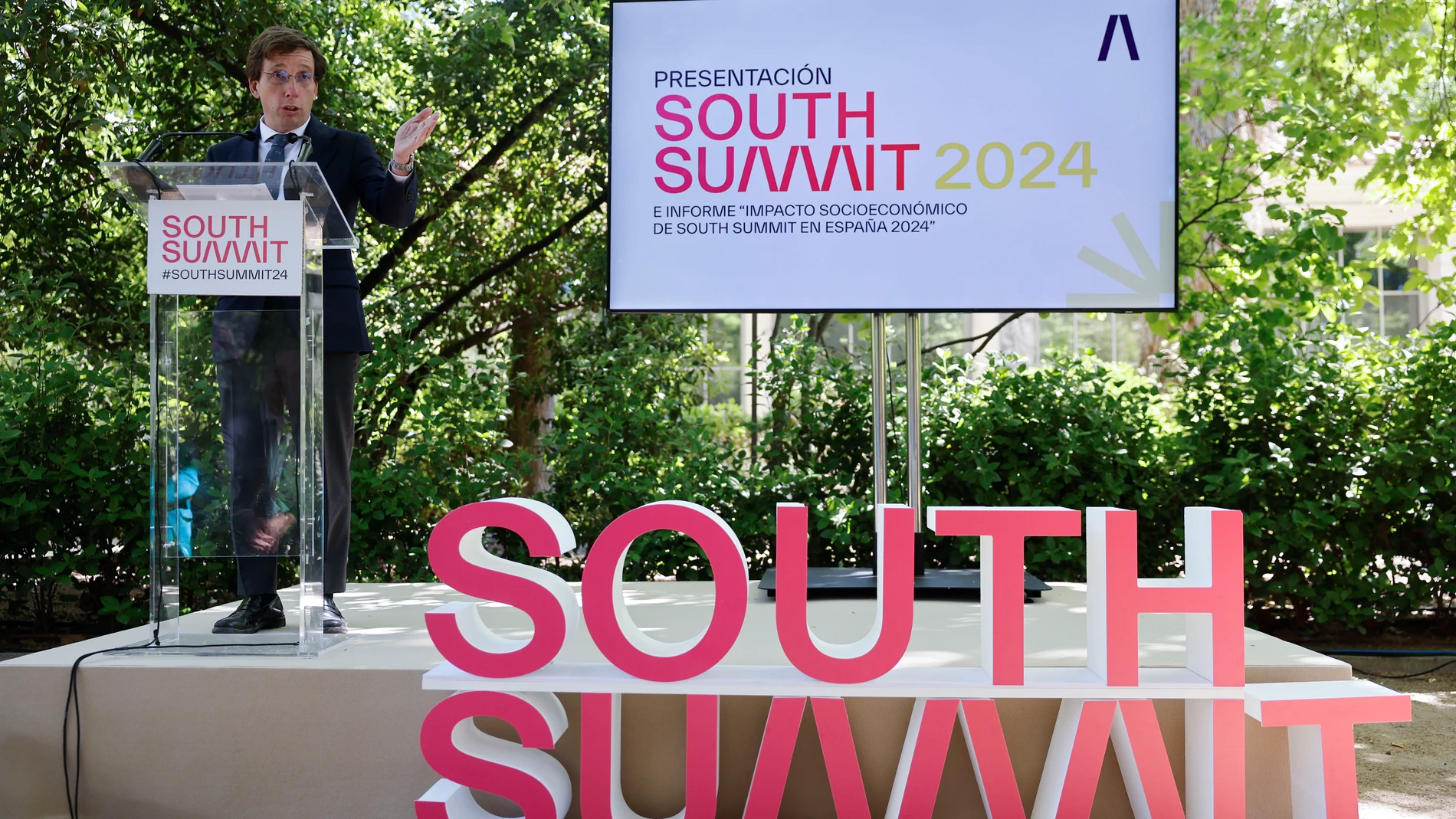 MADRID, 23/04/2024.-El alcalde de Madrid, José Luis Martínez-Almeida (i), participa en la presentación de South Summit 2024, punto de encuentro de emprendedores, inversores y startups, coorganizado por IE University con la colaboración del Ayuntamiento. Asisten la consejera de Economía, Hacienda y Empleo de la Comunidad de Madrid, Rocío Albert, y el consejero de Digitalización, Miguel López-Valverde, este lunes en Madrid.-EFE/ Sergio Pérez