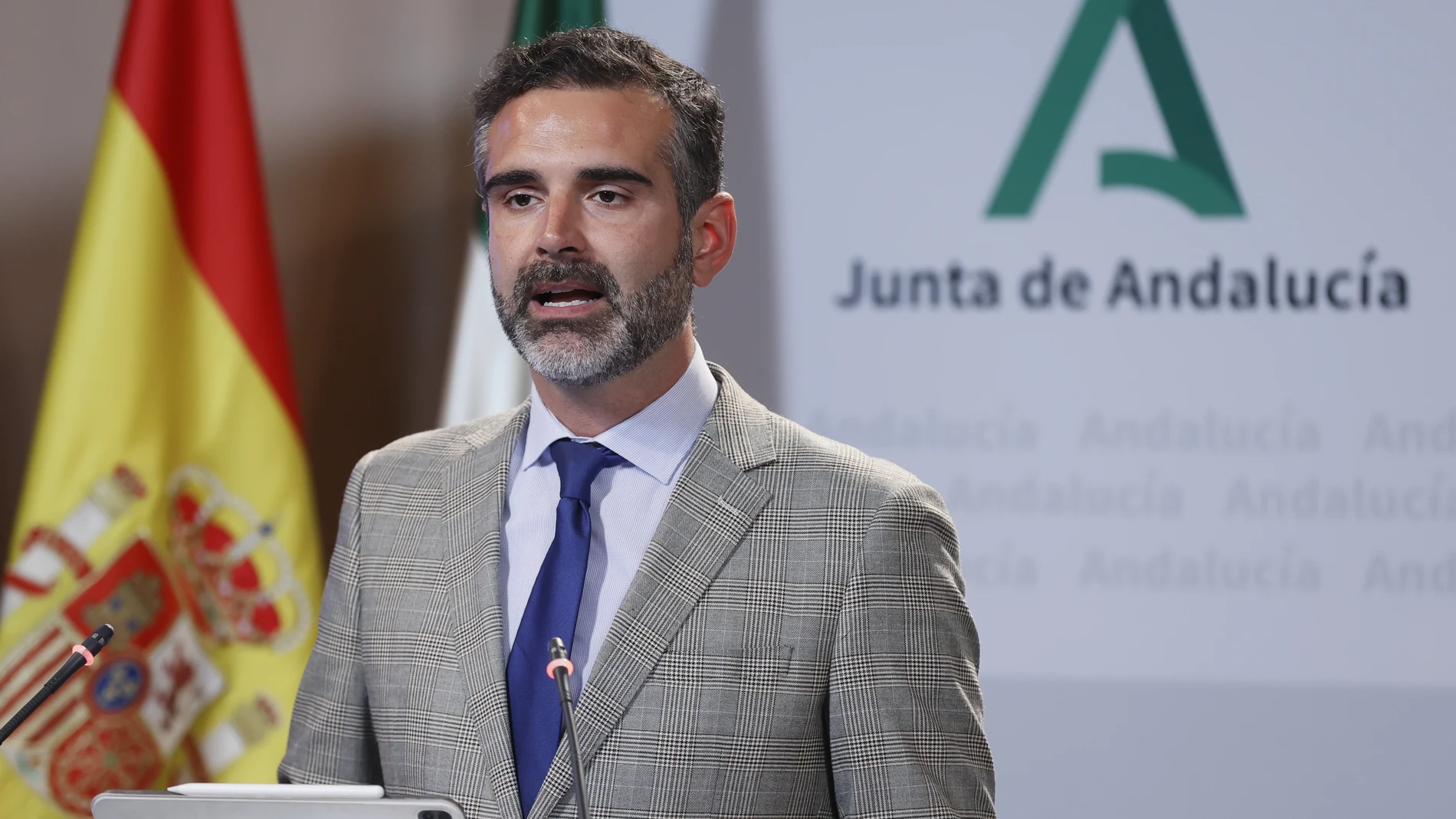 GRAFAND562. SEVILLA, 23/04/2024.- El consejero de Sostenibilidad, Medio Ambiente y Economía Azul y portavoz del Gobierno, Ramón Fernández-Pacheco, durante su comparecencia tras la reunión que el Consejo de Gobierno de la Junta ha mantenido hoy martes en el Palacio de San Telmo en Sevilla. EFE/ José Manuel Vidal