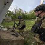 Militares ucranianos observan daños de un ataque ruso en Járkiv