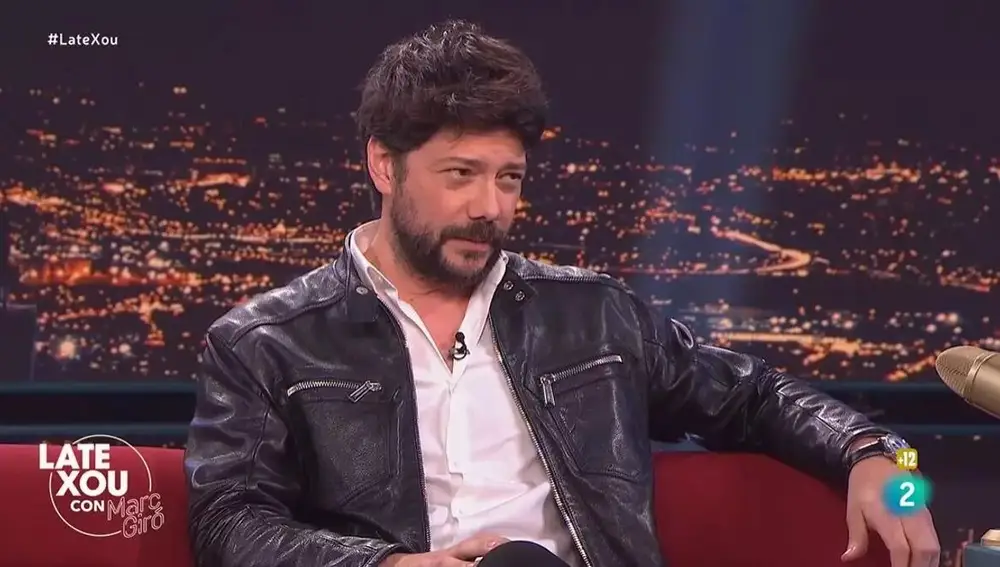 Álvaro Morte en el plató de 'Late Xou'
