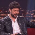 Álvaro Morte en el plató de 'Late Xou'