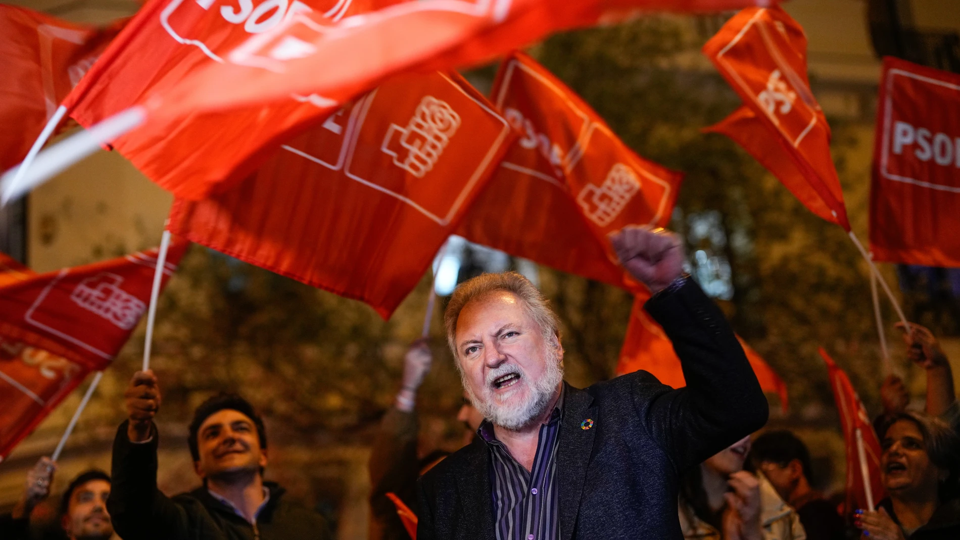 MADRID, 24/04/2024.- Varias personas participan este miércoles en una manifestación en apoyo al presidente del Gobierno, Pedro Sánchez, frente a la sede de los socialistas en la calle Ferraz de Madrid, horas después de que anunciase que cancela su agenda pública para reflexionar si renuncia o no al cargo. EFE/ Borja Sánchez-Trillo