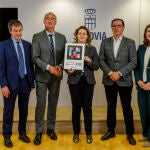El alcalde de Segovia, José Mazarías, junto al Delegado de la Once en Castilla y León, Ismael Pérez, el Director de la ONCE en Segovia, Claudio Congosto y la presidenta del Colegio de Farmacéuticos de Segovia, Marta Ruano, presenta el proyecto ‘Navilens’