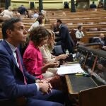 El presidente del Gobierno, Pedro Sánchez; la Vicepresidenta Primera y ministra de Hacienda, María Jesús Montero, y la Vicepresidenta Segunda y ministra de Trabajo y Economía Social, Yolanda Díaz, durante una sesión de control al Gobierno, en el Congreso de los Diputados, a 24 de abril de 2024.