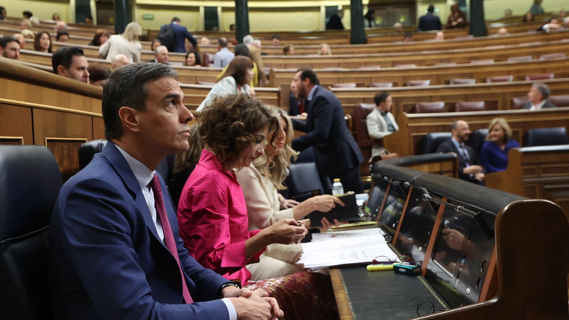 El presidente del Gobierno, Pedro Sánchez; la Vicepresidenta Primera y ministra de Hacienda, María Jesús Montero, y la Vicepresidenta Segunda y ministra de Trabajo y Economía Social, Yolanda Díaz, durante una sesión de control al Gobierno, en el Congreso de los Diputados, a 24 de abril de 2024.