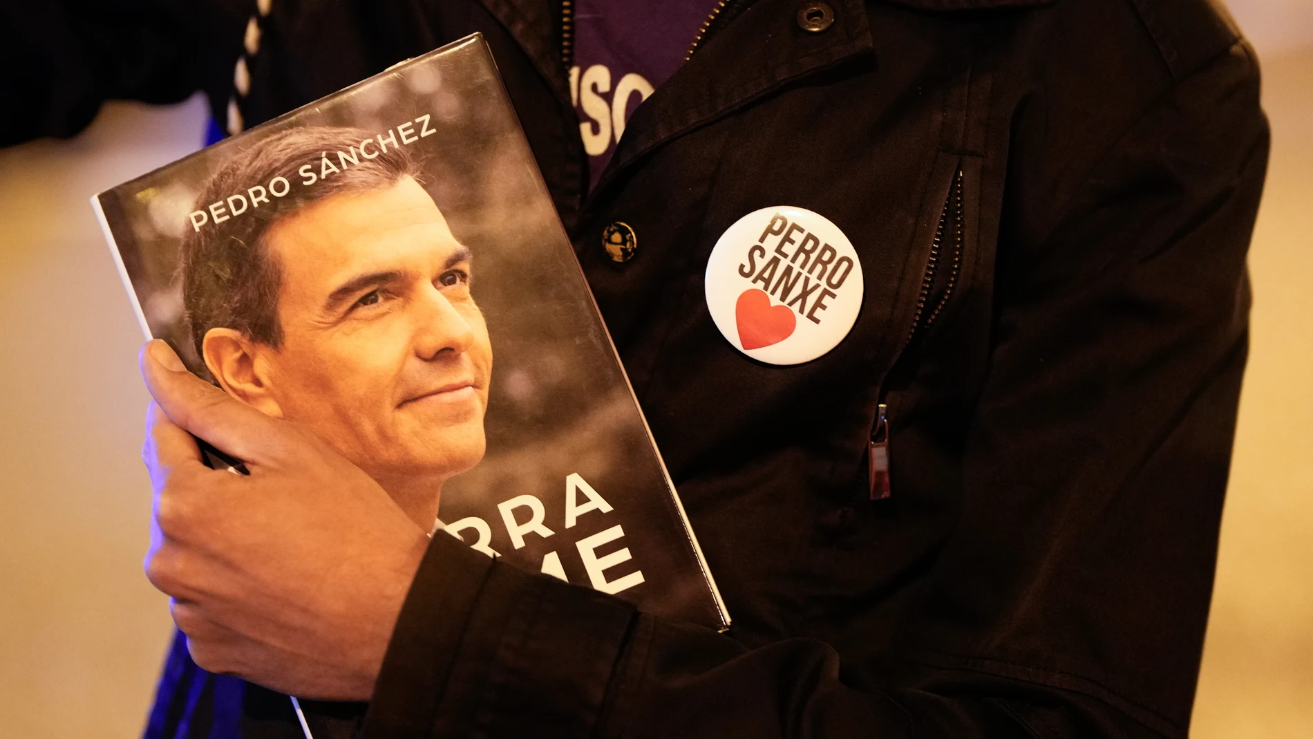 MADRID, 24/04/2024.- Un simpatizante participa este miércoles en una manifestación en apoyo al presidente del Gobierno, Pedro Sánchez, frente a la sede de los socialistas en la calle Ferraz de Madrid, horas después de que anunciase que cancela su agenda pública para reflexionar si renuncia o no al cargo. EFE/ Borja Sánchez-Trillo