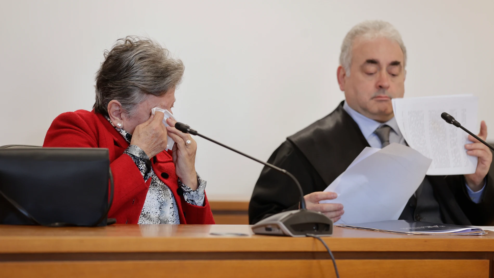 A CORUÑA, 24/04/2024.- Lectura del veredicto del jurado popular en el juicio en que una mujer se ha enfrentado a una petición de 26 años de cárcel por asesinar a su marido enfermo de alzhéimer en el concello coruñés de Monfero, delito del que ha salido absuelta. EFE/Cabalar