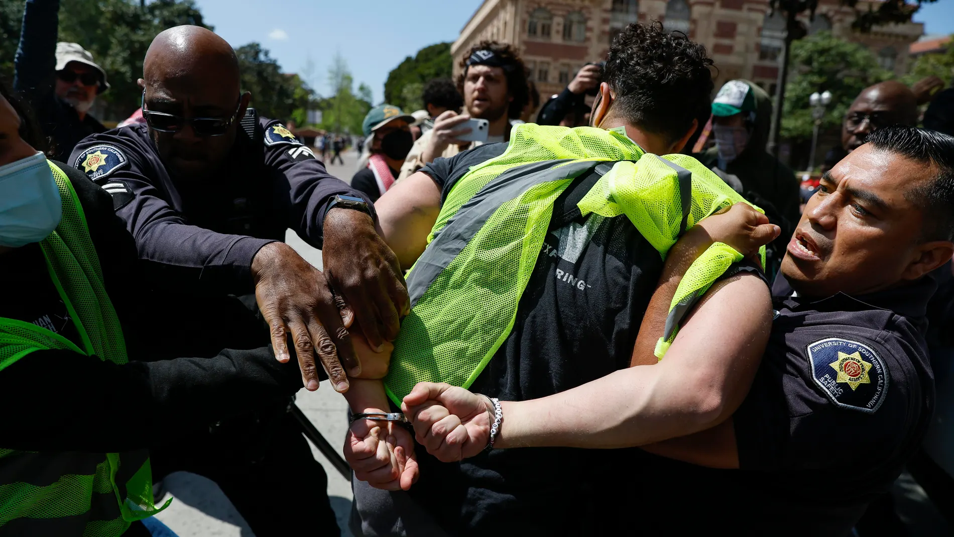 Los Angeles (United States), 24/04/2024.- USC Public Safety Officers detain a protester during a Gaza solidarity occupation on campus to advocate for Palestine in Los Angeles, California, USA, 24 April 2024. More than 34,000 Palestinians and over 1,450 Israelis have been killed, according to the Palestinian Health Ministry and the Israel Defense Forces (IDF), since Hamas militants launched an attack against Israel from the Gaza Strip on 07 October 2023, and the Israeli operations in Gaza and ...