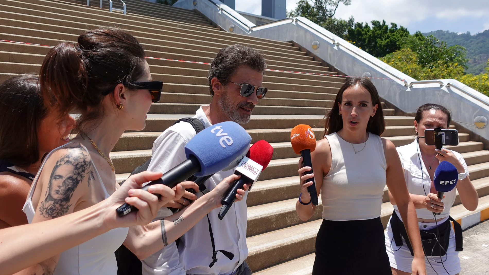 SINGAPUR, 24/04/2024.- El aactor Rodolfo Sancho (c) en el tribunal de Samui este miércoles donde asiste a una nueva sesión del juicio contra su hijo, el joven español Daniel Sancho, en Tailandia por el supuesto asesinato del cirujano colombiano Edwin Arrieta. Daniel Sancho declarará finalmente este jueves, como estaba previsto, una vez concluya este miércoles el turno de la Fiscalía con un solo testigo. EFE/ Sitthipong Charoenjai