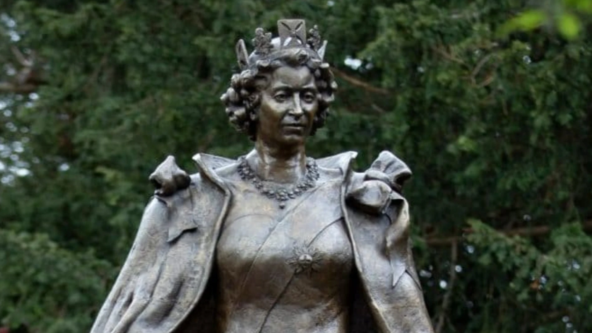 Inauguran estatua en homenaje a la Reina Isabel II junto a sus corgis en el Reino Unido