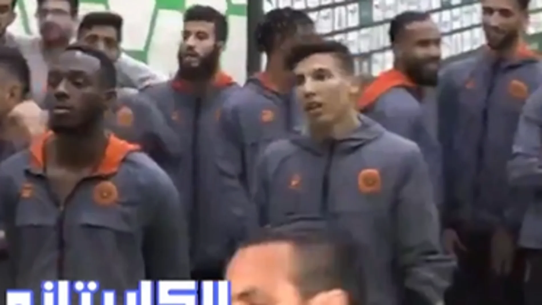 Los jugadores intentaron saltar sin camiseta