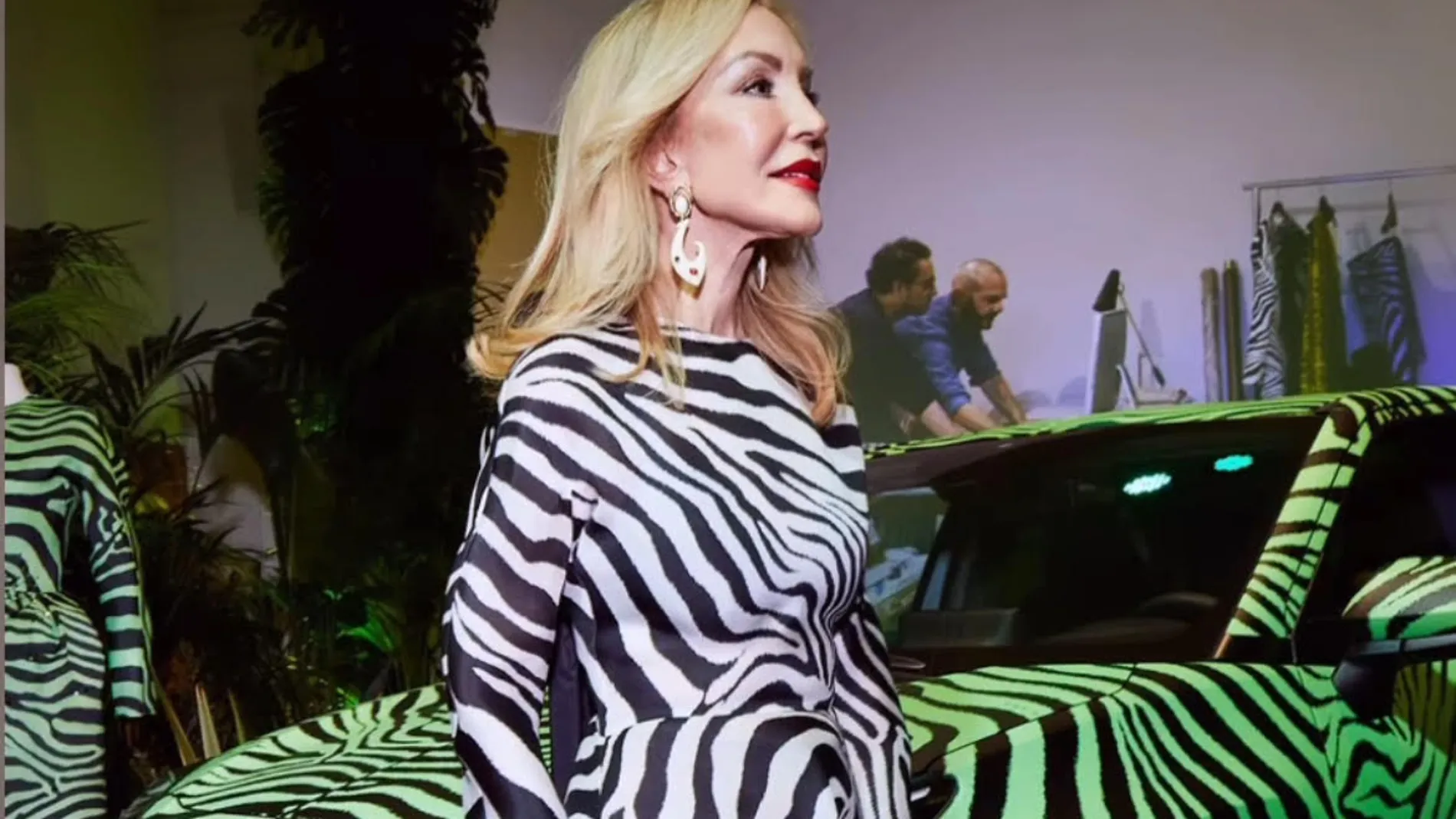 Carmen Lomana con vestido de cebra.