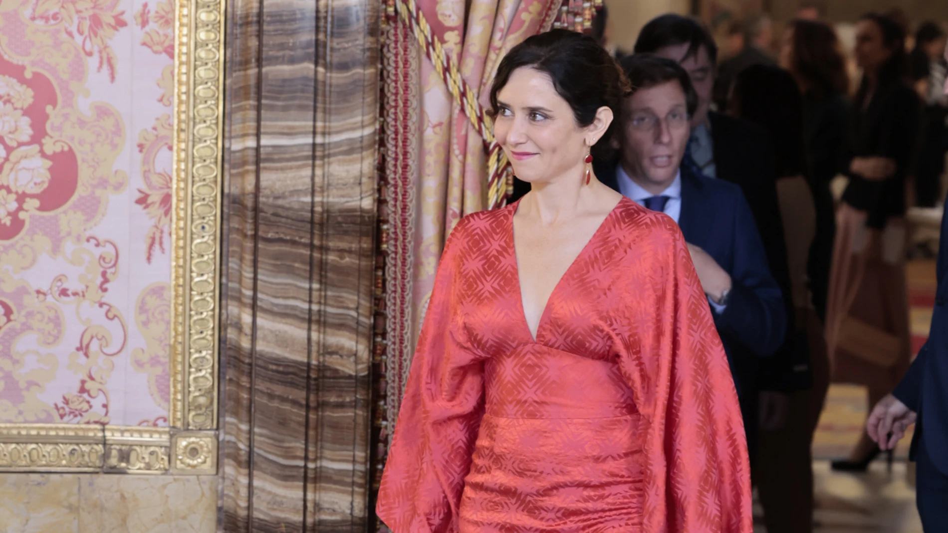 El look de Ayuso para un almuerzo en el Palacio Real.