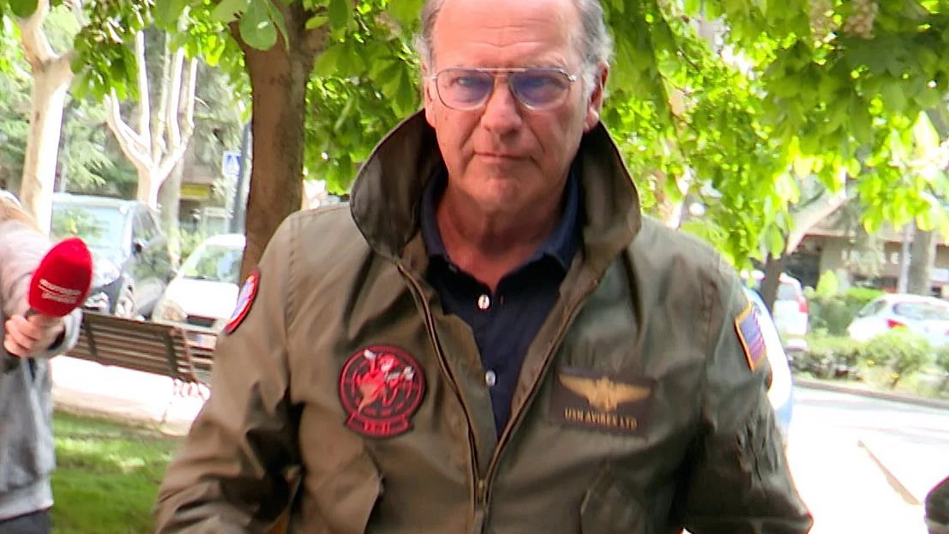 Bertín Osborne reaparece en Madrid de manera desafiante ante las cámaras de la prensa.
