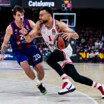 Williams-Goss intenta penetrar ante la defensa de Laprovittola