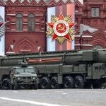El sistema antiaéreo ruso S-400 es exhibido durante el desfile militar con ocasión del 74 aniversario de la victoria sobre la Alemania nazi en la Segunda Guerra Mundial, este jueves, en la Plaza Roja de Moscú (Rusia). 