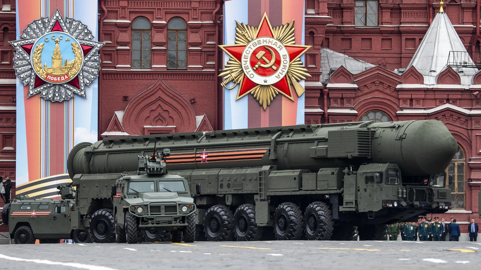 El sistema antiaéreo ruso S-400 es exhibido durante el desfile militar con ocasión del 74 aniversario de la victoria sobre la Alemania nazi en la Segunda Guerra Mundial, este jueves, en la Plaza Roja de Moscú (Rusia).