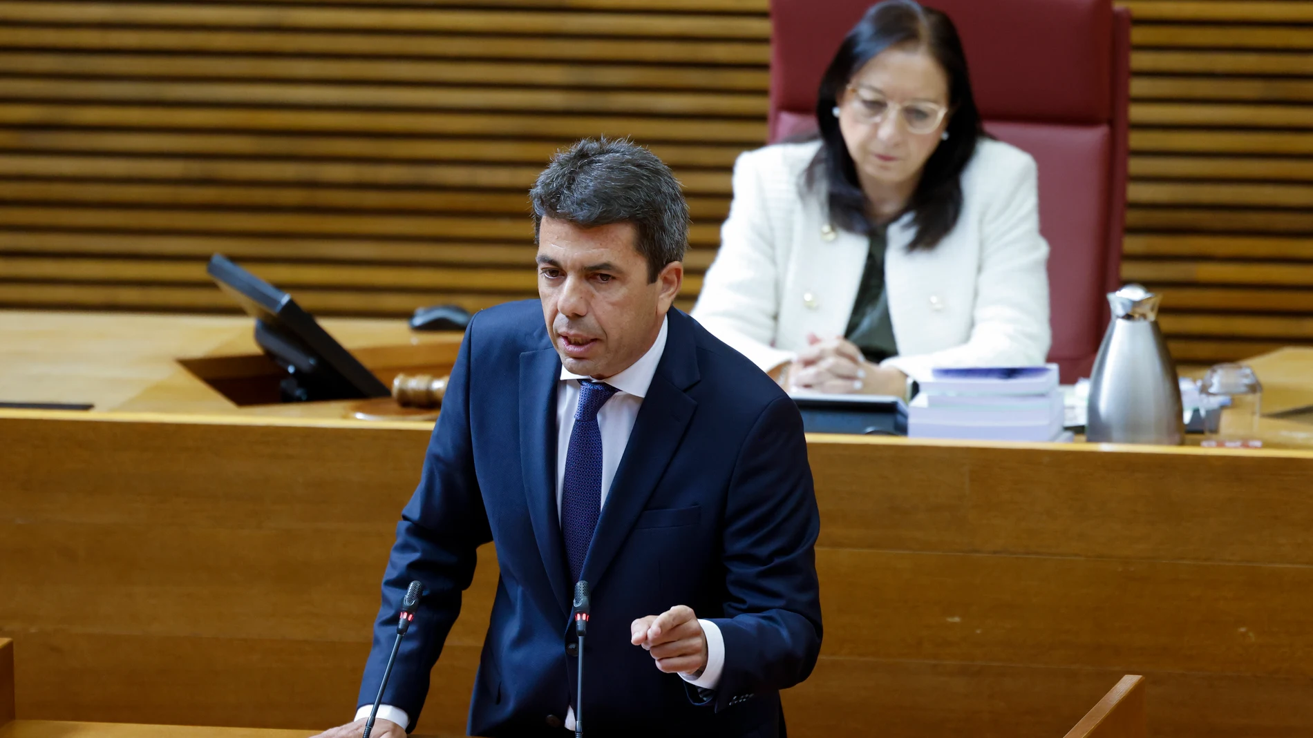 GRAFCVA111. VALENCIA, 24/04/2024.- El president de la Generalitat, Carlos Mazón, durante su intervención en el pleno de Les Corts Valencianes donde responde a preguntas sobre la situación de la Comunitat Valenciana y sobre la confianza en su gobierno. EFE/Ana Escobar