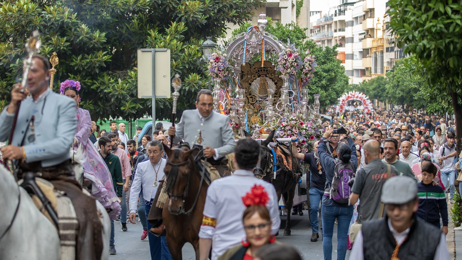 Hermandad de Emigrantes por el centro de Huelva