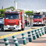 Bomberos del Poniente en el acceso al Hospital Universitario Poniente de El Ejido (Almería)