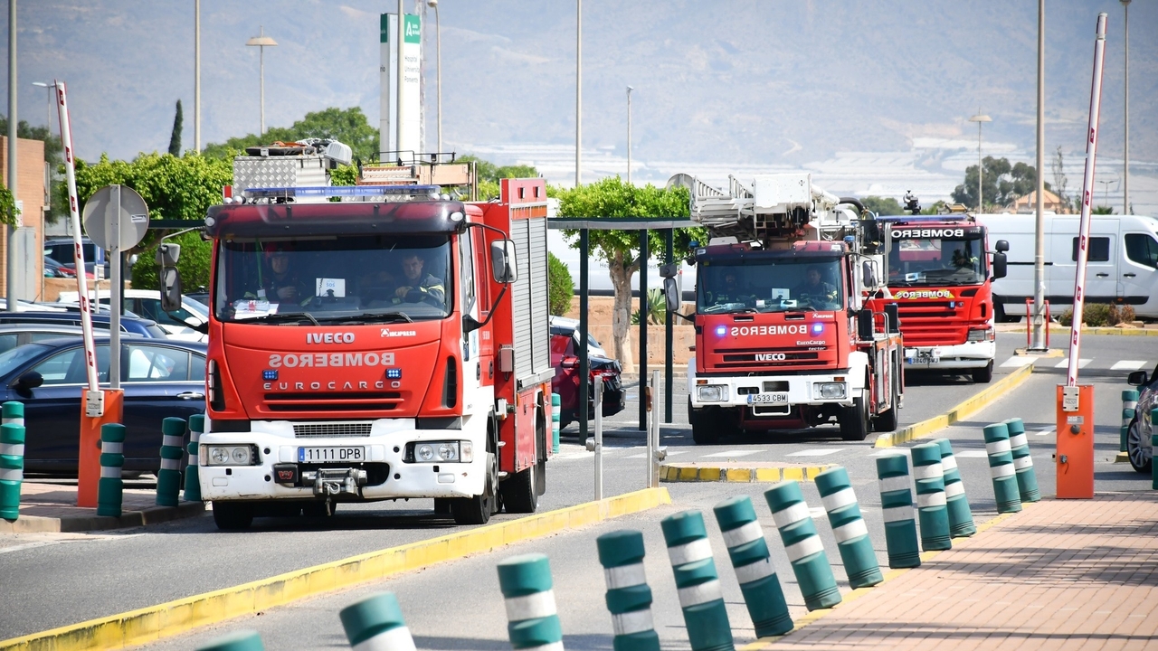 Desalojados de madrugada 30 vecinos de un bloque de pisos de Roquetas por un incendio
