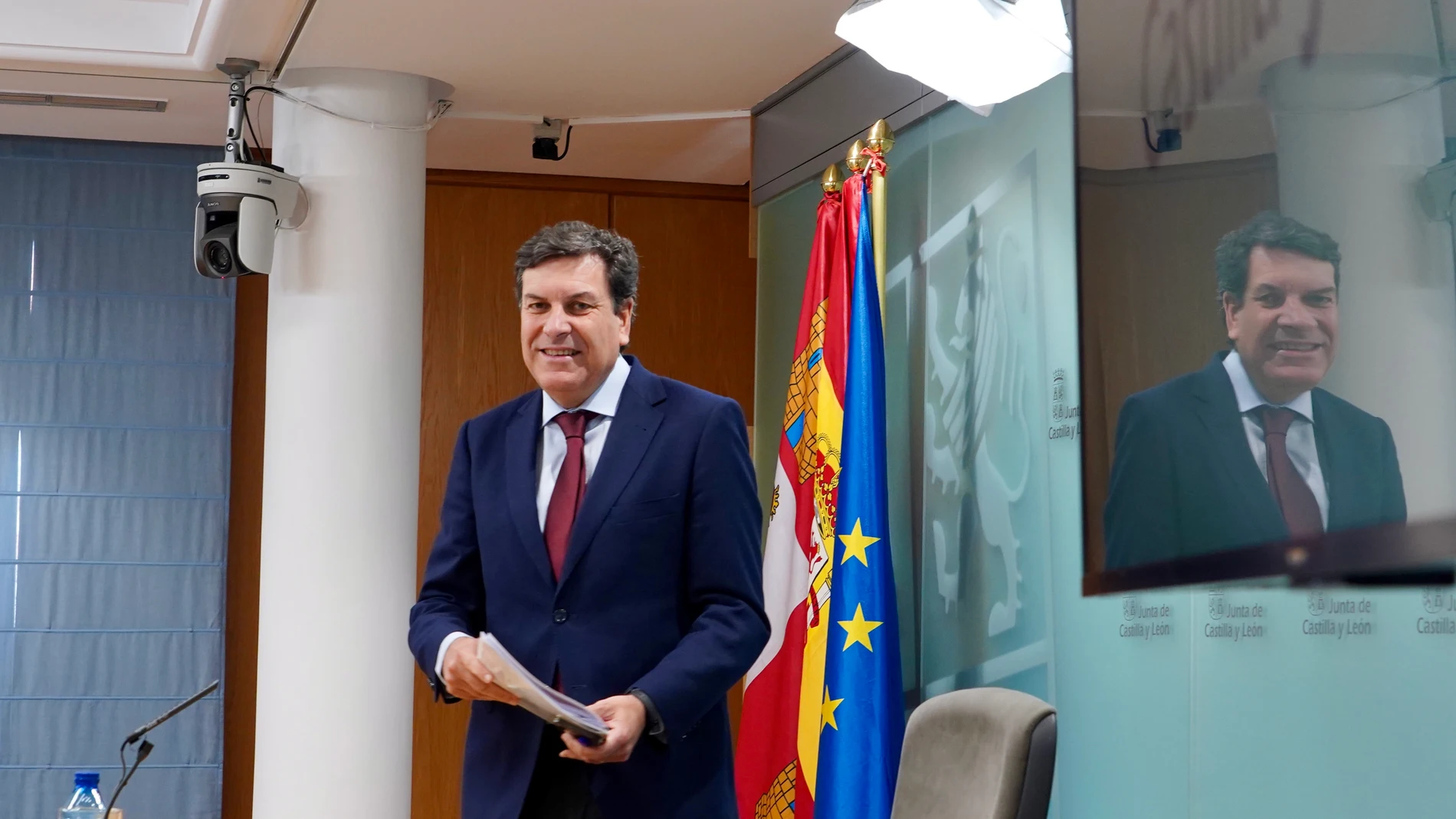 El consejero portavoz Carlos Fernández Carriedo atiende a los medios de comunicación