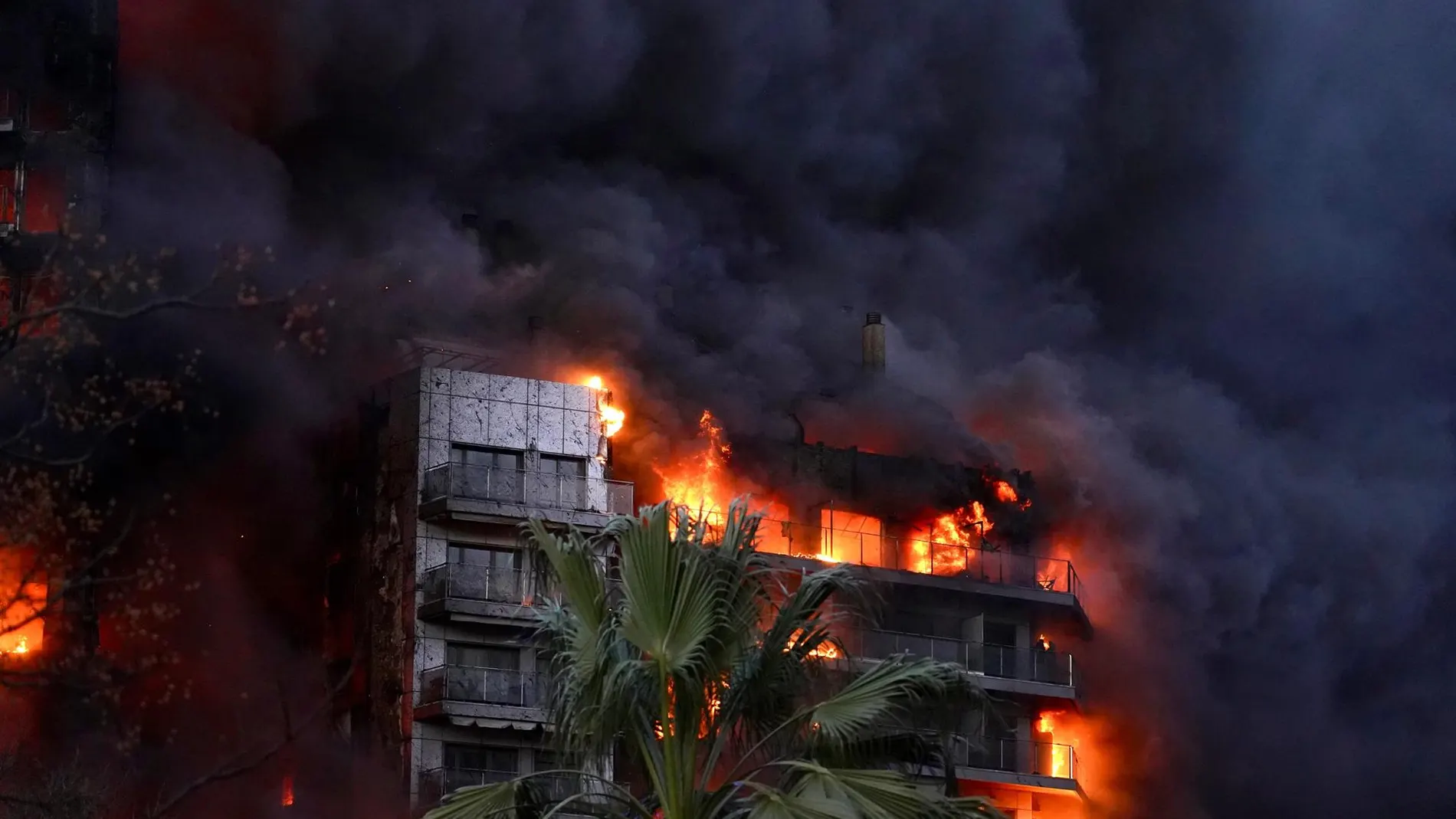 Propietarios del edificio de Campanar se unen al recurso del padre del fallecido junto a su familia en el incendio