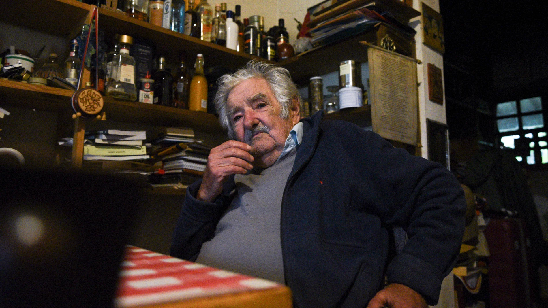 AME210. MONTEVIDEO (URUGUAY), 25/04/2024.- El expresidente de Uruguay José Mujica habla durante una entrevista con EFE, el 22 de abril de 2024, en Montevideo (Uruguay). Algunas enfermedades de la política contemporánea generan un descrédito en la visión que tienen de esta los jóvenes, quienes actualmente habitan un mundo que no tiene cosas que los enamoren frecuentemente. EFE/ Sofía Torres