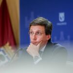 VÍDEO: Almeida cree que Sánchez no se va a ir "ni con agua caliente" y critica su "reacción desproporcionada"