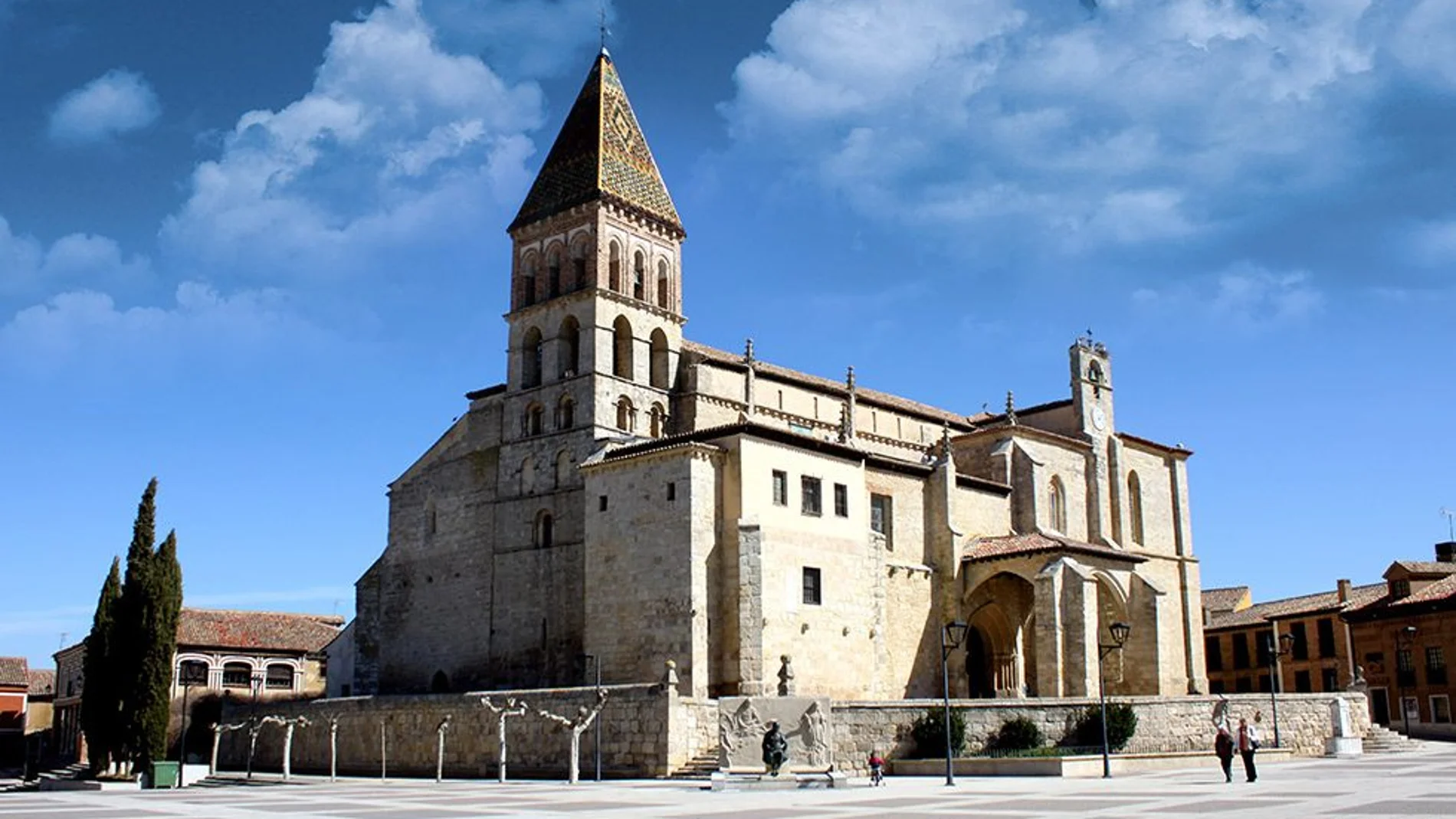 Monumental iglesia de Santa Eulalia en Paredes de Nava
