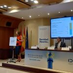 Marta Villanueva y Juan Abarca durante la presentación del informe esta mañana