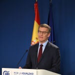 Alberto Núñez Feijóo, hoy, durante la rueda de prensa en la sede nacional del PP.