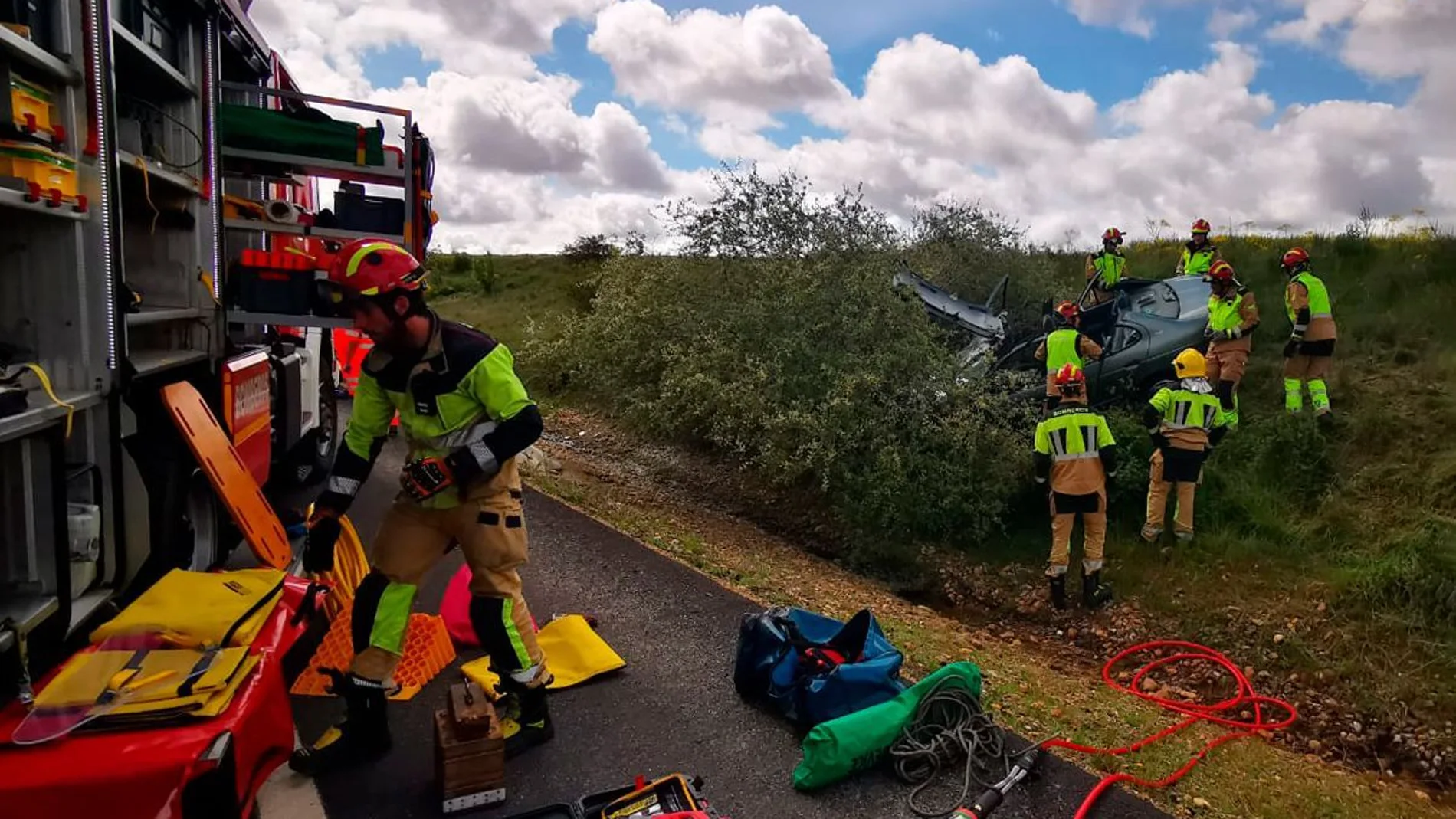Muere una mujer tras salirse de la vía con su coche en León