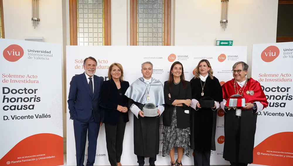 De izda. a dcha., José Creuheras, Susana Camarero, Vicente Vallés, Ruth Merino, Eva María Giner y Francisco Marhuenda
